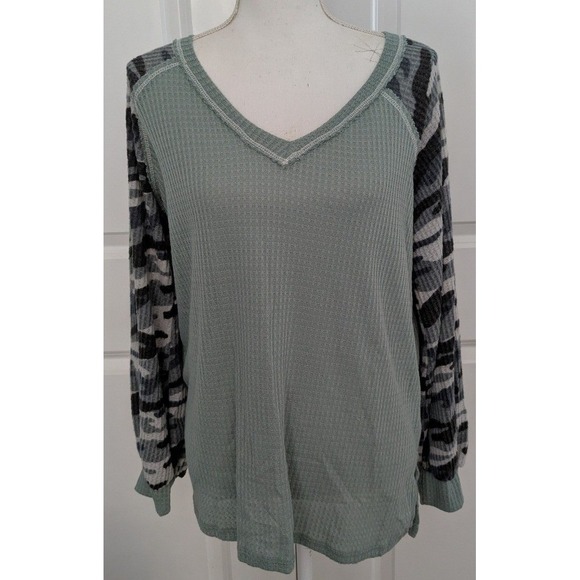 white birch Tops - White Birch Sage Green Waffle Knit Camo Raglan Sleeve V-Neck Top Small